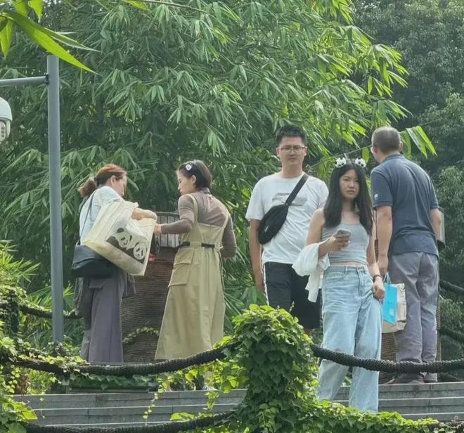 照片。照片中全红婵短袖亲自烤火腿吃九游会全红婵Vs陈芋汐中秋佳节对比